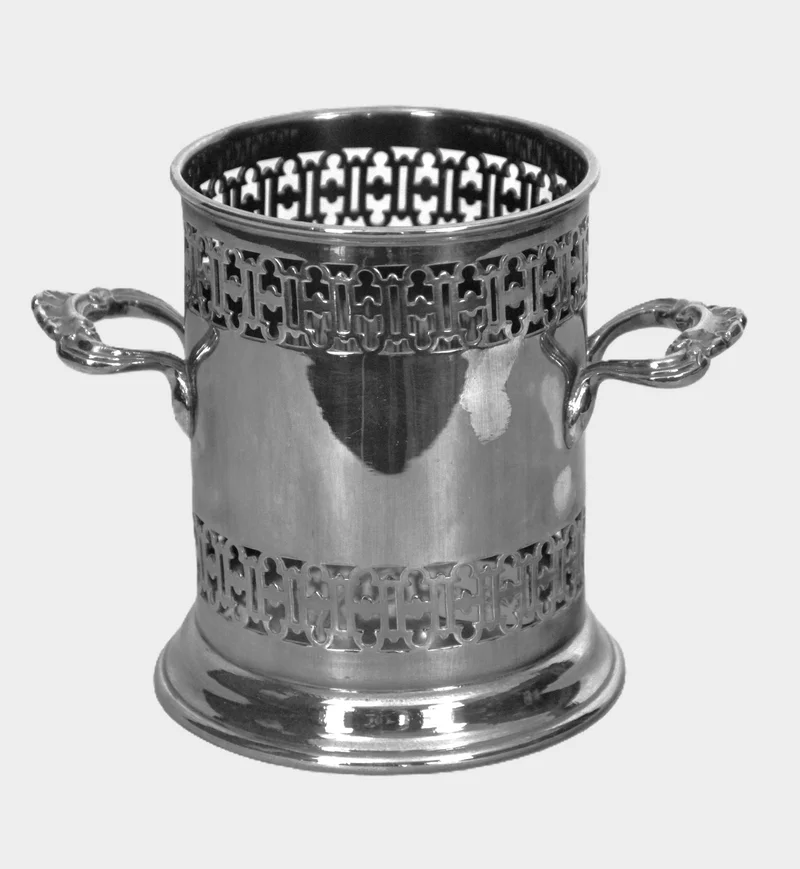 Wijnfleshouder - Zilver › Serviesgoed - €50.00 - Verzilverde wijnfleshouder
Gemerkt: Atkin Bross Sheffield
16cm hoog, 12cm diameter
1930-1940