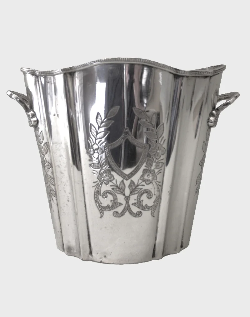 Wijnkoeler - Zilver › Serviesgoed - €165.00 - Verzilverde wijnkoeler in vorm van klassieke vaas.
26cm hoog, 25cm diameter bovenaan
Niet gemerkt
Midden 20e eeuw